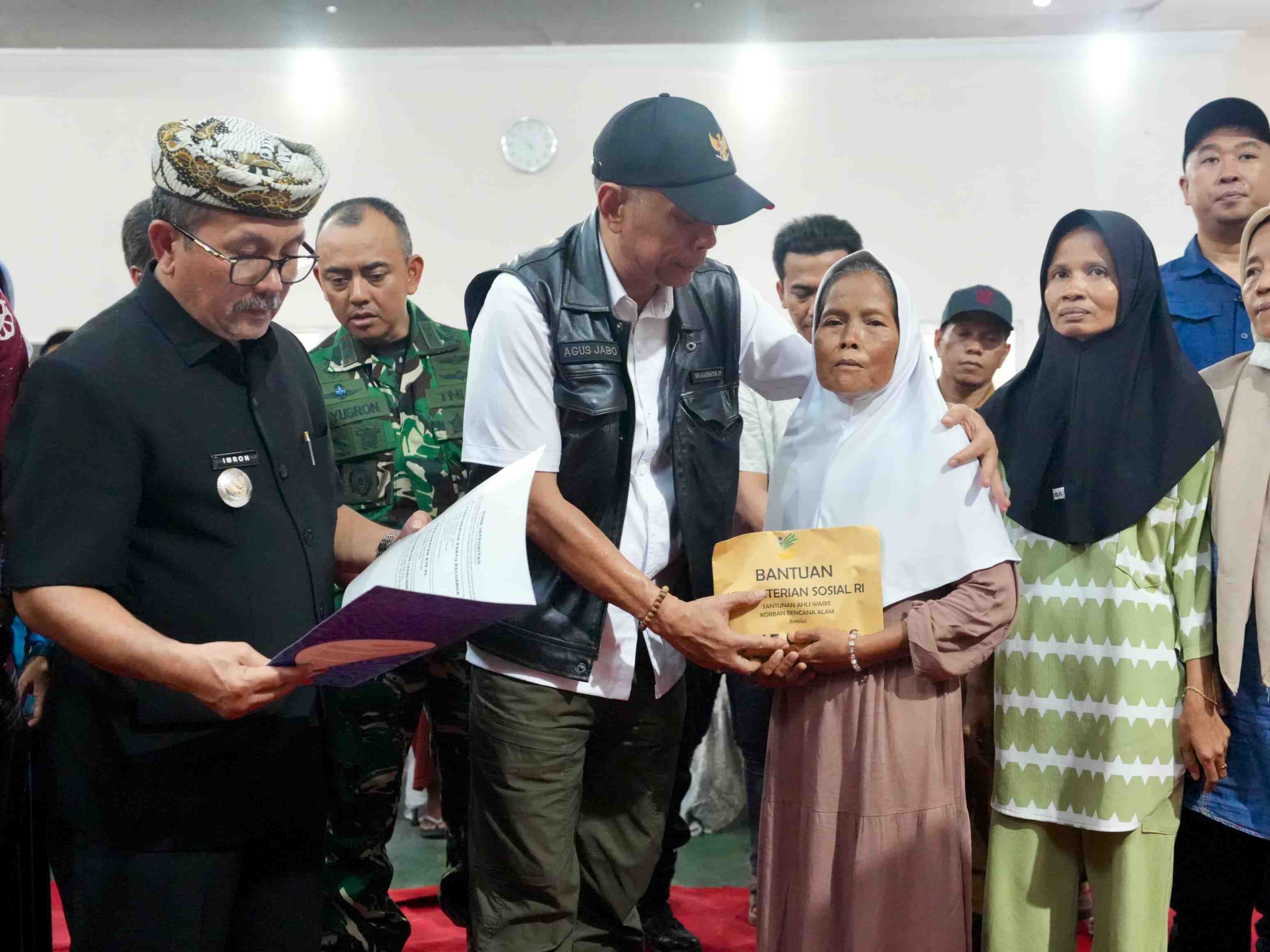 <p>Wakil Menteri Sosial (Wamensos) Agus Jabo Priyono menyerahkan santunan untuk 21 ahli waris korban meninggal dunia dan 8 korban luka longsor Cirebon, di GOR Bobos, Cirebon, Selasa , 3 Juni 2025). Total santunan dan bantuan paket sembako sebesar Rp384 juta. (Dok. Kemensos)</p>
