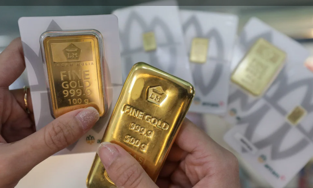 <p>Harga emas Antam hari ini naik Rp29.000 jadi Rp2.396.000 per gram. Cek daftar harga lengkap, aturan pajak emas, dan tips investasi logam mulia 2025.</p>
