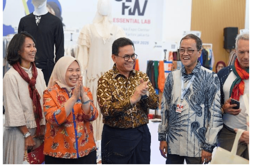 <p>Menteri Perdagangan Budi Santoso dan Dirjen Pengembangan Ekspor Nasional Fajarini Puntodewi mengunjungi Paviliun Jakarta Muslim Fashion Week (JMFW) di Indonesia Convention Exhibition (ICE) BSD City, Kabupaten Tangerang, Banten beberapa waktu lalu. (Dok. Kemendag)</p>
<p> </p>
