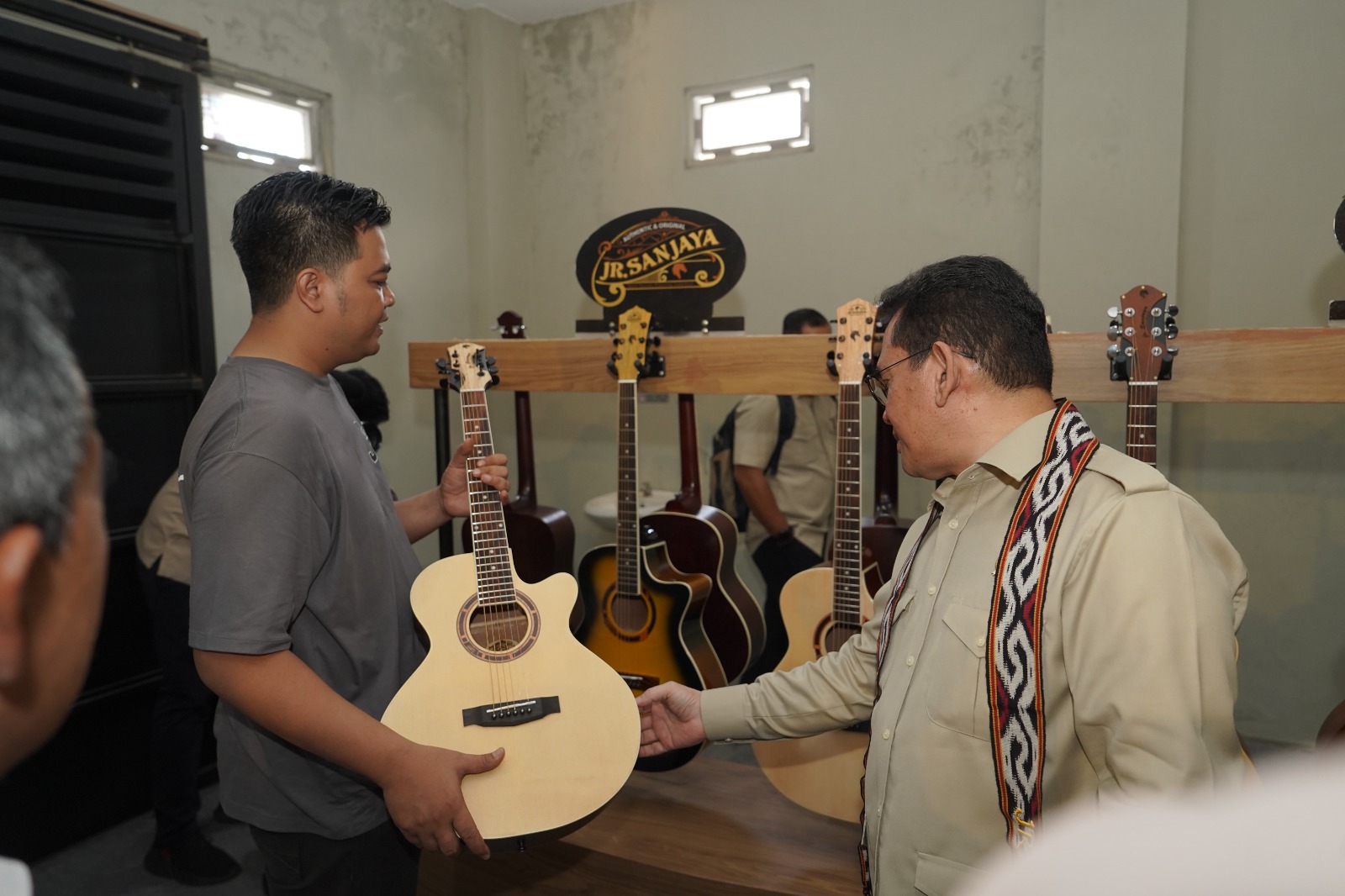 <p>Menteri Perdagangan, Budi Santoso mengunjungi produsen gitar akustik JR Sanjaya, Klaten, Jawa Tengah, Jumat, 5 Desember 2025. JR Sanjaya merupakan contoh UMKM alat musik yang memiliki potensi besar menembus pasar ekspor. (Dok. Kemendag)</p>
