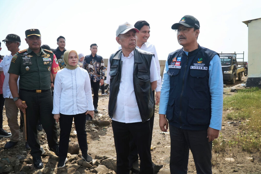 <p>Kemensos sedang meninjau daerah bencana. Bansos triwulan kedua mulai cair akhir Mei 2025, termasuk di wilayah DKI Jakarta.. Foto: Kemensos</p>
