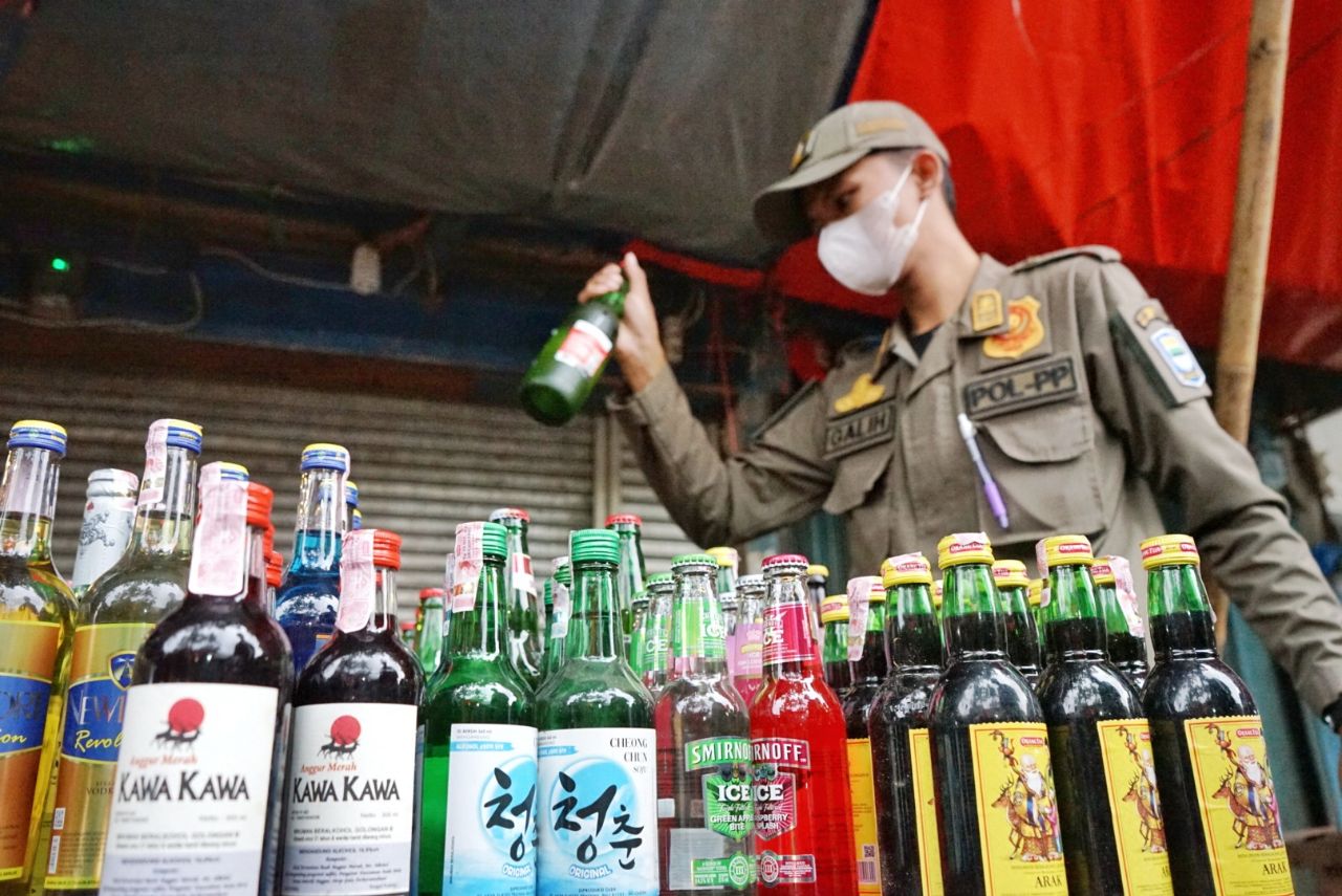 <p>Satpol PP Kota Bandung melakan razia minuman beralkohol ilegal dari sejumlah warung di Kota Bandunt. (Dok.Pemkot Bandung)</p>
