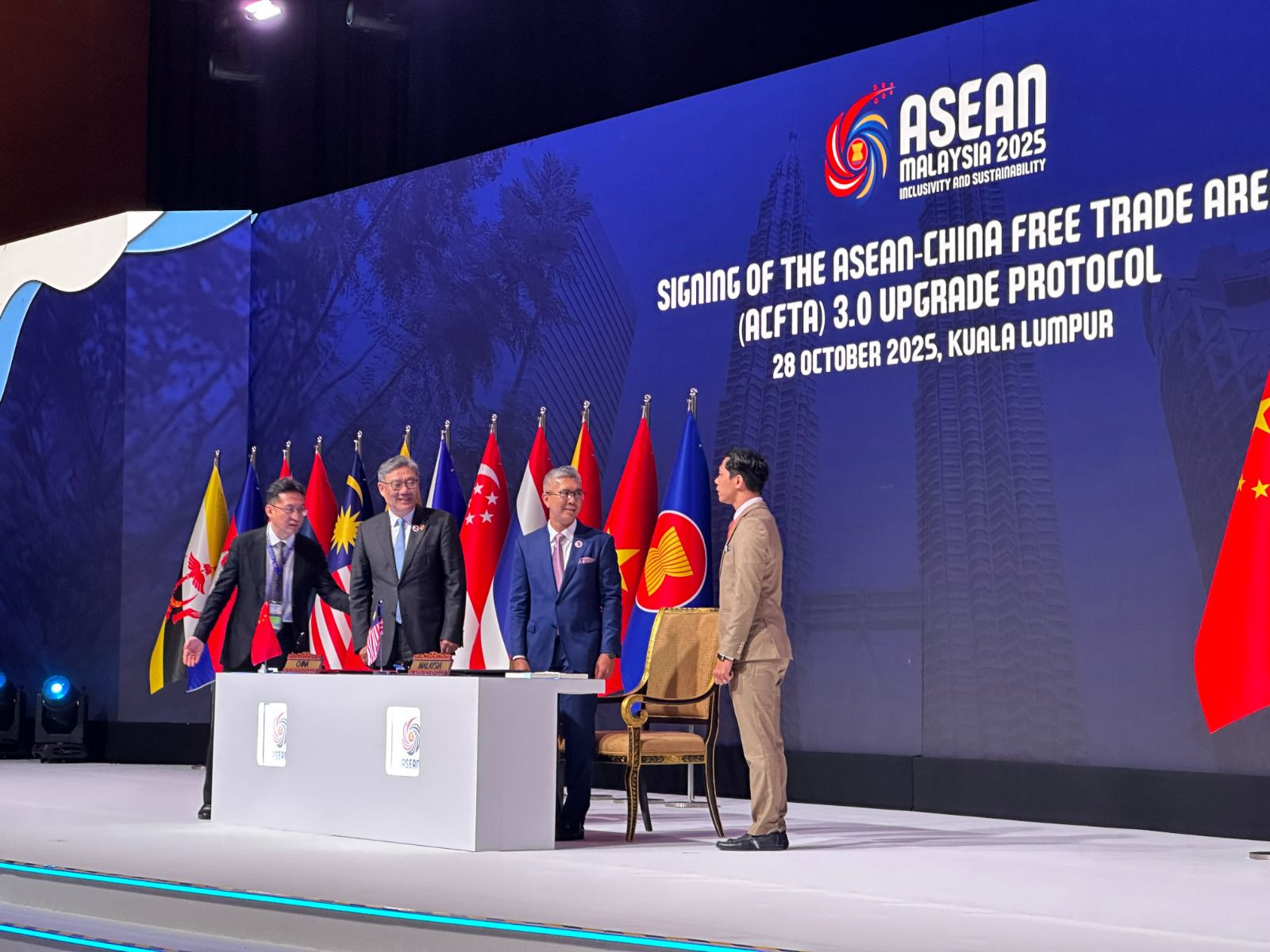 <p>Penandatanganan ASEAN-China Free Trade Area (ACFTA) 3.0 Upgrade Protocol sebagai agenda pembuka Konferensi Tingkat Tinggi (KTT) ASEAN-China di Kuala Lumpur, Malaysia, Selasa, 28 Oktober 2025. (Dok. Kemendag)</p>