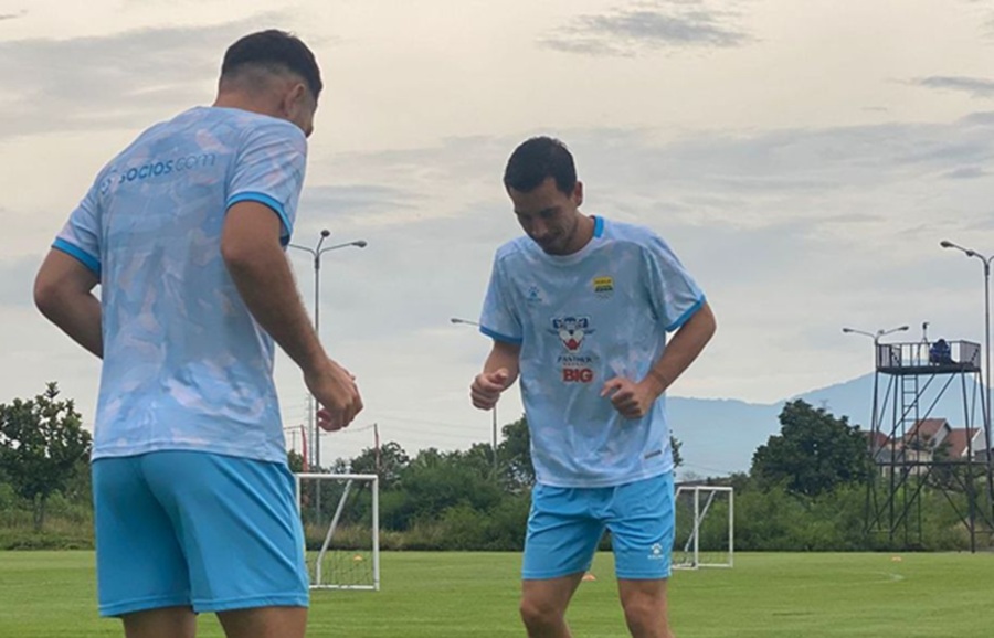 <p>Momen Thom Haye kembali bergabung dalam sesi latihan bersama Persib usai sebelumnya mengalami sakit. Foto: Persib.</p>