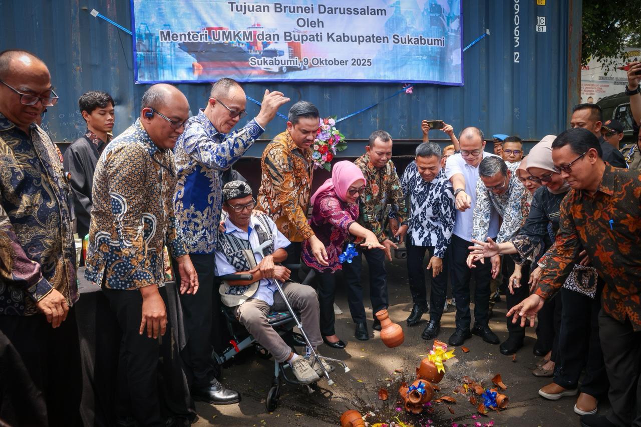 <p>Menteri UMKM Maman Abdurrahman  pada acara pelepasan  ekspor perdana opak singkong produksi PT Gemilang Agro Inovasi ke Brunei Darussalam di Sukabumi, Jawa Barat, Kamis, 9 Oktober 2025. (Dok. Kementerian UMKM)</p>
