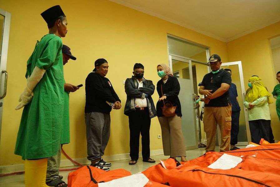 <p>Mayat korban ledakan amunisi yang tidak layak pakai di Desa Sagara, Kecamatan Cibalong, Kabupaten Garut, Jawa Barat, dan menewaskan 13 orang. (Dok.Pemkab Garut) </p>
