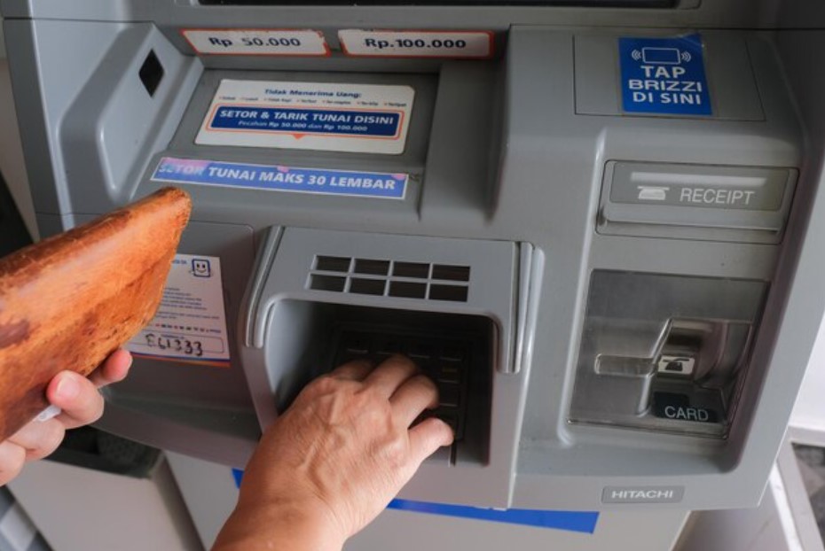<p>Ilustrasi warga mulai melakukan pencairan PKH Tahap 2 2025 di ATM. Penyaluran dana sudah dimulai hari ini, 12 Juni, di bank dan daerah yang terpantau cair. Foto: freepik.com</p>
