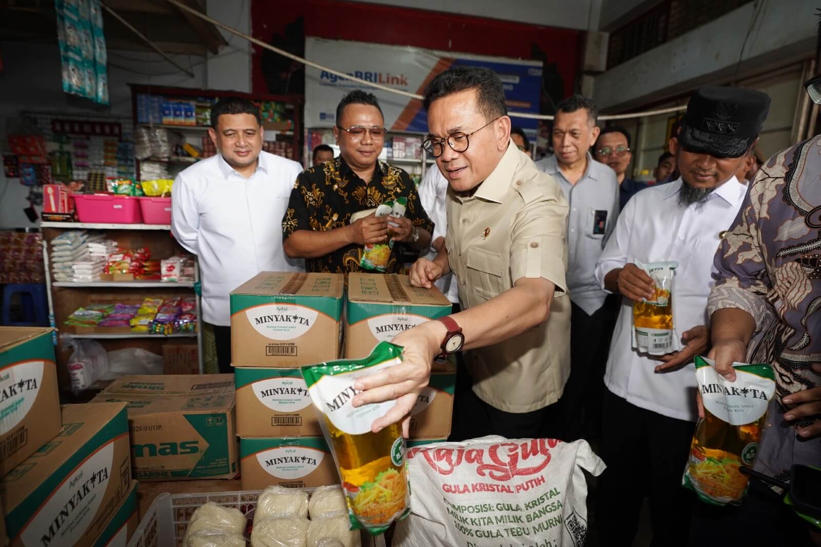 Pastikan Pasokan Bapok Terjaga dan Harga Stabil di Makassar, Mendag Busan Tinjau Ritel Modern dan Pasar Rakyat