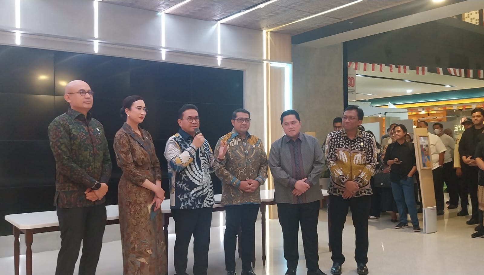 <p>Peluncuran S’RASA dilakukan secara bersamaan oleh Mendag Budi Santoso, Menteri BUMN Erick Thohir, Menteri Pariwisata Widiyanti Putri, Menteri Ekonomi Kreatif Teuku Riefky Harsya, Wakil Menteri Luar Negeri Arrmanatha C. Nasir, serta Deputi Bidang Usaha Menengah Kementerian UMKM Bagus Rachman di Skydeck Sarinah, Thamrin, Jakarta, Kamis malam, 28 Agustus 2025. (Dok. Sokoguru/Rosmery)</p>
