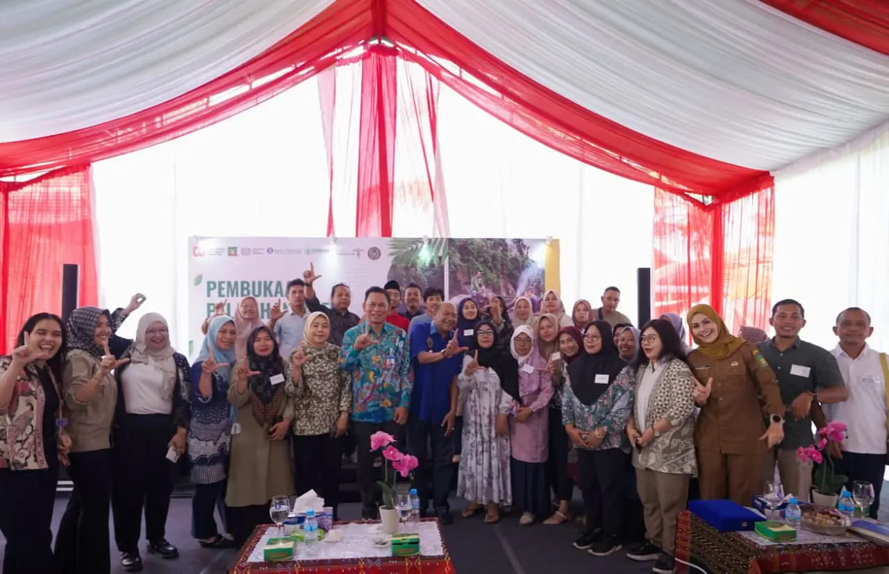<p>Kementerian Pariwisata bersama Organisasi Perburuhan Internasional (ILO), Kantor Perwakilan Bank Indonesia Provinsi Sumatra Utara, Sustainable Tourism Initiative (STRIVE), serta Pemerintah Kabupaten Langkat bersinergi menyelenggarakan pelatihan Green Tourism bagi pelaku UMKM di tiga desa wisata di Langkat, pada 19-23 Agustus 2025. (Dok. Kemenpar)</p>
