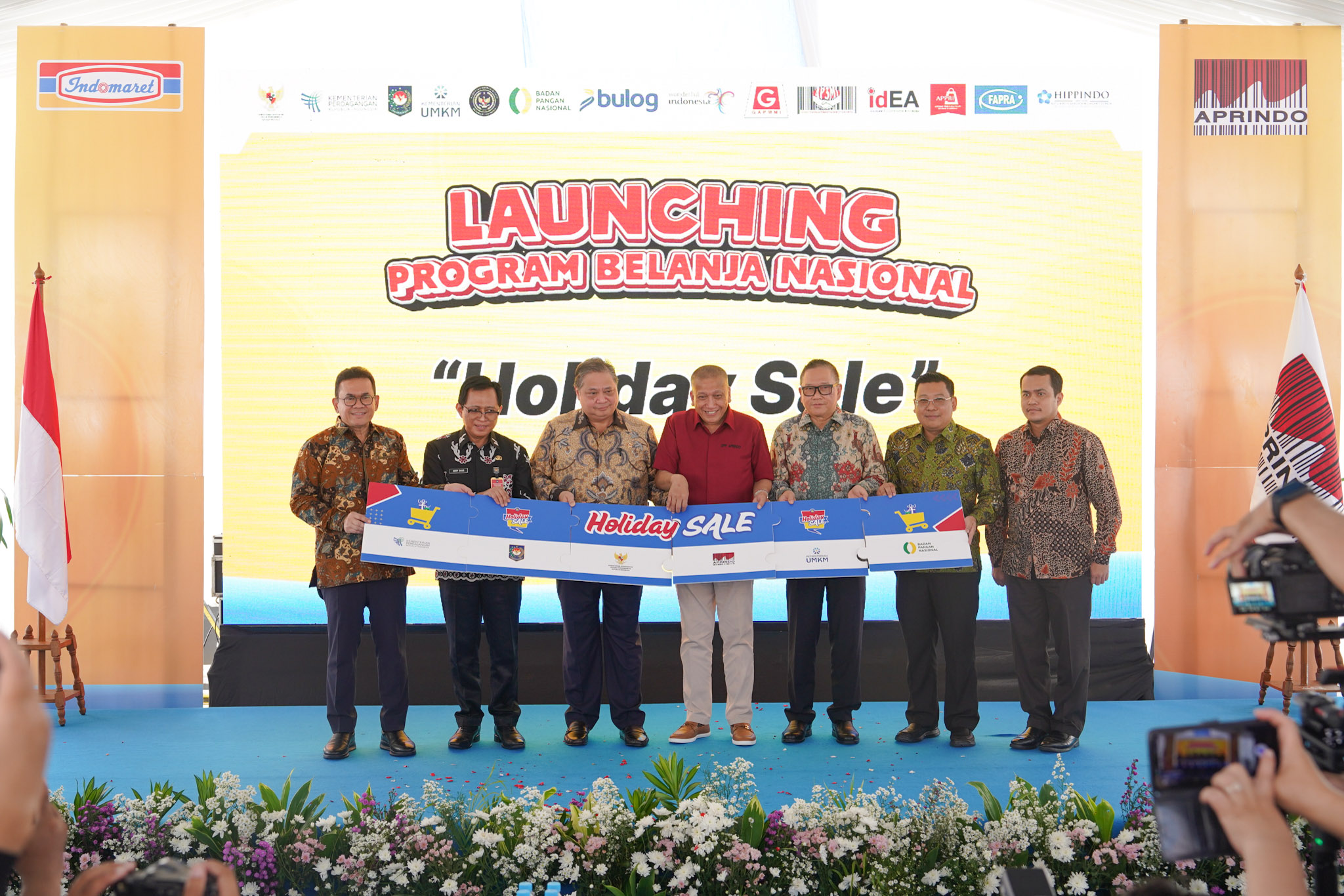 <p>Menteri Perdagangan,Budi Santoso bersama Menteri Koordinator Bidang Perekonomian, Airlangga Hartarto dan Kepala Bapanas, Arief Prasetyo Adi dan Ketua Umum Aprindo, Solihin meluncurkan Holiday Sale di gerai Indomaret Fresh Drive Thru Pahlawan Seribu, Tangerang Selatan, Banten, Jumat, 13 Juni 2025. (Dok. Kemendag)</p>
