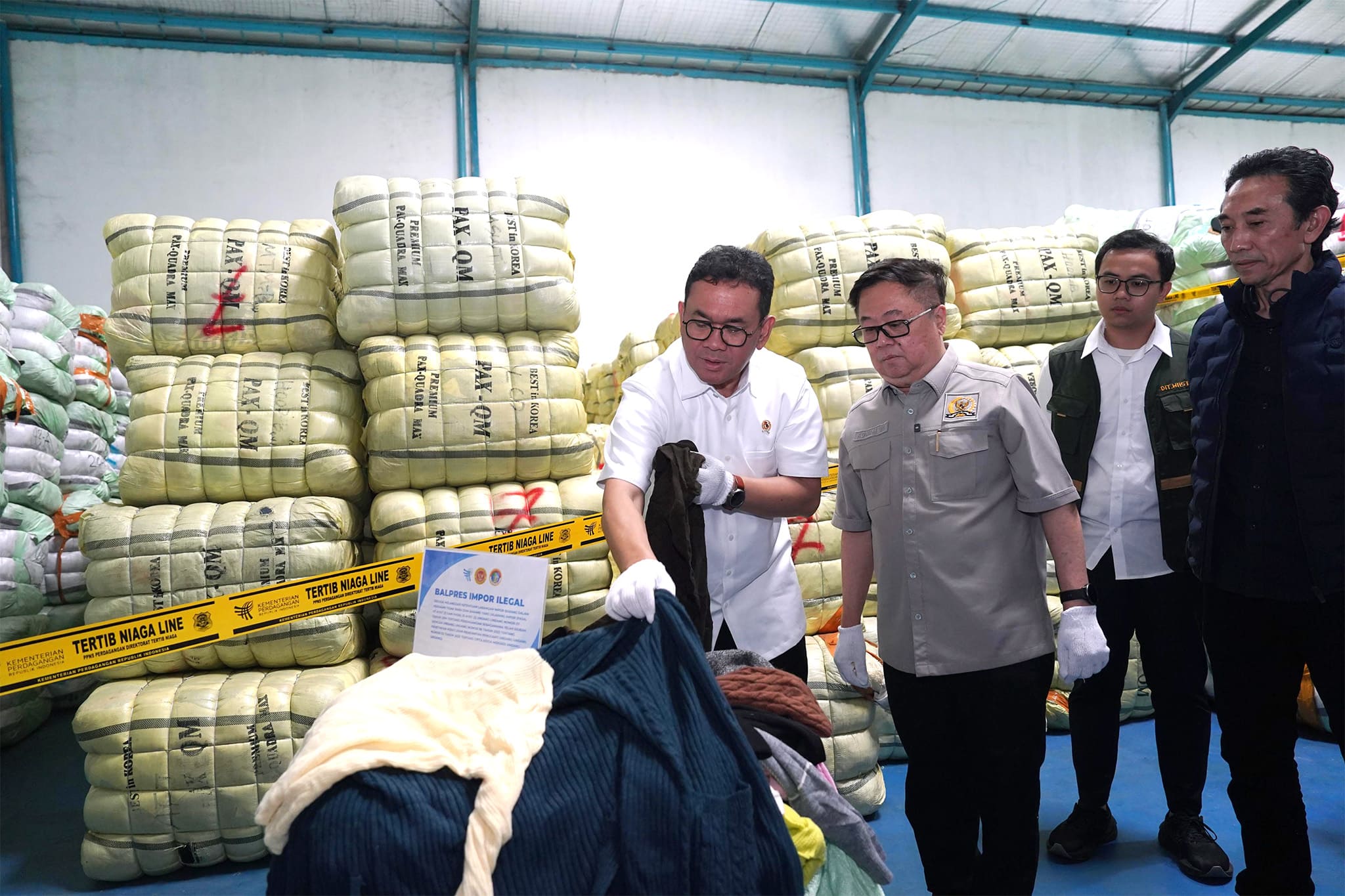 <p>Menteri Perdagangan Budi Santoso  memimpin ekspose temuan pakaian bekas impor ilegal di gudang yang berlokasi di Bojongsoang, Kabupaten Bandung, Jawa Barat,  Selasa, 19 Agustus 2025. Produk tekstil impor yang diamankan berupa 19.391 bal pakaian bekas dalam karung senilai Rp112,35 miliar. (Dok. Kemendag)</p>
