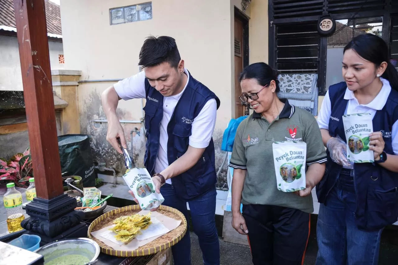 <p>KAI Bandara melalui Relawan Bakti BUMN Batch VIII beri pelatihan digitalisasi UMKM di Klungkung untuk dorong daya saing produk lokal. (Dok. KAI Bandara)</p>
