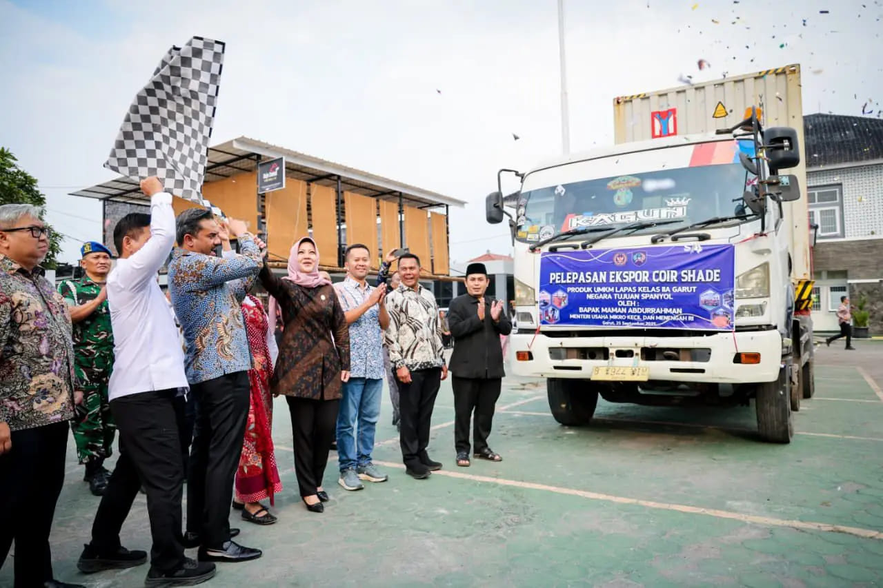 <p>Menteri Usaha Mikro, Kecil, dan Menengah (UMKM) Maman Abdurahman  saat memimpin pelepasan ekspor coir shade di Lapas IIA Garut, Jawa Barat, Kamis, 25 September 2025. (Dok. Kemen UMKM)</p>

