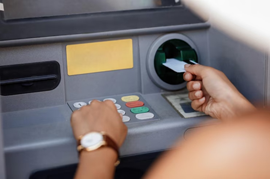 <p>Ilustrasi penarikan saldo di mesin ATM. Berikut ini cara mudah cek status bansos PKH lewat HP di web atau aplikasi, lengkap cara menarik uang di mesin ATM. (Foto: Freepik).</p>
