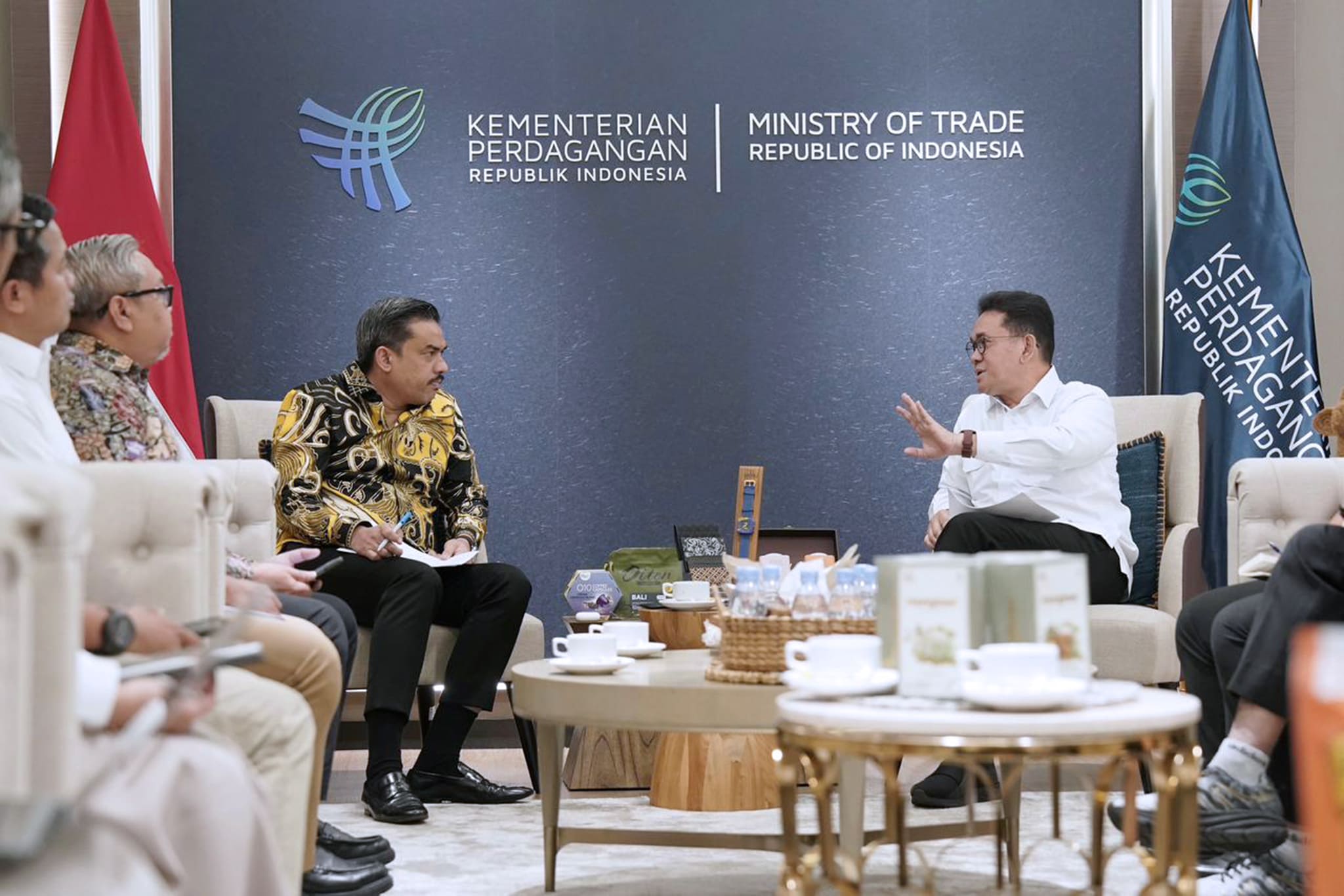 <p>Menteri Perdagangan, Budi Santoso melakukan pertemuan dengan Menteri Usaha Mikro, Kecil, dan Menengah (UMKM), Maman Abdurrahman di Kantor Kementerian Perdagangan, Jakarta, Senin, 17 November 2025. Pertemuan membahas sinergi guna meningkatkan daya saing UMKM. (Dok. Kemendag)</p>
