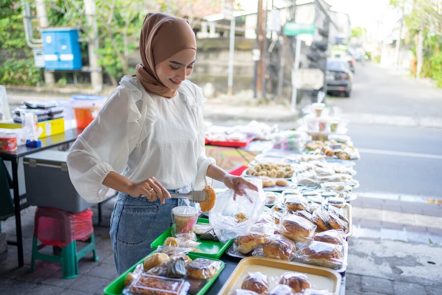 <p>Ilustrasi pedagang makanan kecil pinggir jalan. Modal usaha berupa pinjaman dari BRI masih jadi primadona. Berikut bocoran tabel KUR BRI 2025. Foto: umkmindonesia.id</p>
