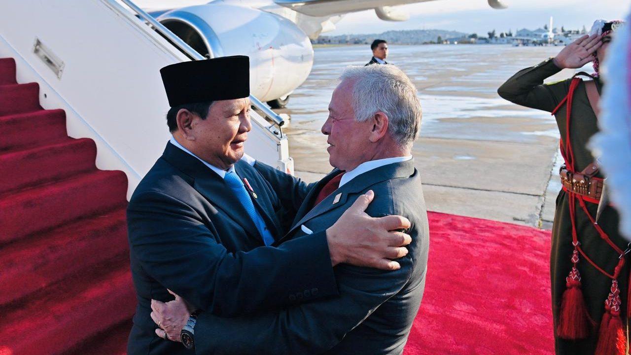 <p>Presiden Prabowo Subianto tiba di Bandar Udara Militer Marka, Amman, Minggu (13/4)   Raja Yordania Abdullah II bin Al-Hussein  menyambut Prabowo  dengan penuh kehormatan dan persahabatan dalam sebuah prosesi penyambutan. (Dok. BPMI Setpres). </p>
