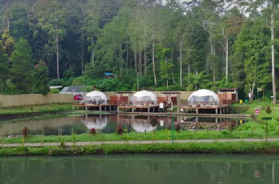 <p>Igloo Camp Ranca Upas. Berikut jadwal ibur nasional dan cuti bersama Idul Adha 2025, ini rekomendasi tempat wisata populer di Bandung. (Foto/YouTube Jalan2Ah).</p>
