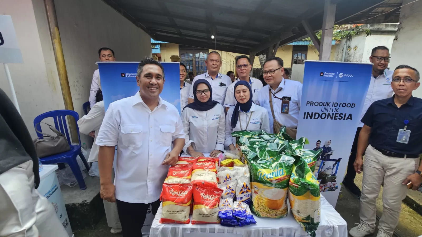 <p>ID FOOD atau PT Rajawali Nusantara Indonesia (Persero) menyuplai pangan strategis seperti gula, beras, minyak goreng, dan komoditas penting lainnya untuk mendukung operasional dan distribusi Kopdes Merah Putih. (Dok. ID FOOD)</p>

<p> </p>
