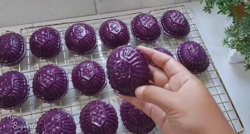 <p>Rahasia Kue Ku Ubi Ungu lembut dan enak, perpaduan kulit ketan ungu dan isi kacang hijau manis. Resep anti gagal, cocok untuk pemula!</p>
