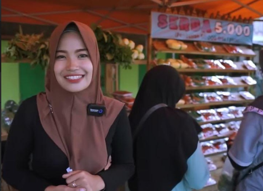<p>Farida, pemilik lapak sayur kekinian, jual sayur serba lima ribu di Car Free Day Colomadu, Karanganyar. (Foto: YouTube CapCapung).</p>
