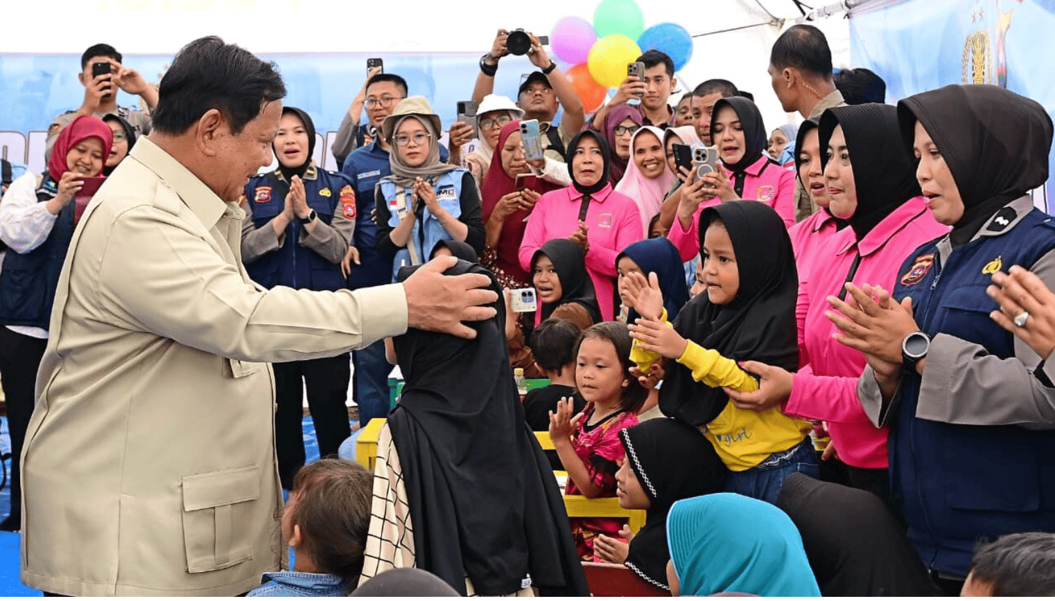 Tiba di Agam, Presiden Prabowo Tinjau Kondisi Pengungsi dan Pembangunan Hunian Sementara 