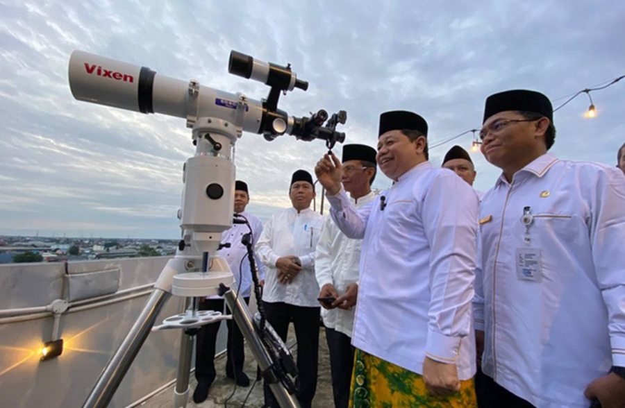 <p>Ilustrasi pemantauan hilal. Berikut jadwal dan link live streaming sidang isbat Idul Adha 2025. (Foto: Kanwil Kemenag Kalsel).</p>
