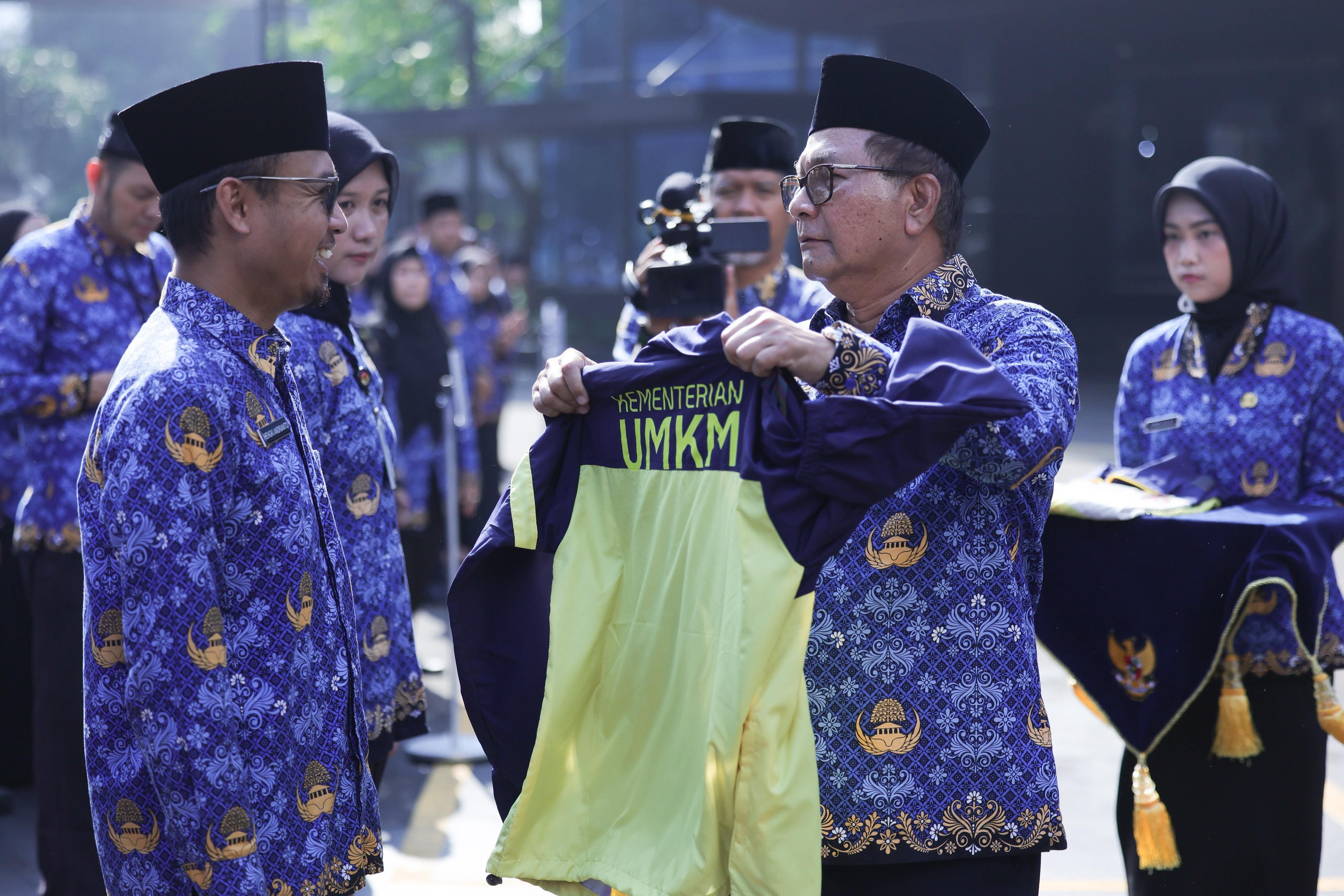 <p>Sekretaris Kementerian (Sesmen) UMKM, Arif Rahman Hakim, mewakili Menteri UMKM secara resmi melepas kontingen Kementerian UMKM </p>

<p>ke Pekan Olahraga Nasional (Pornas) Korpri XVIII di Palembang, Sumatera Selatan. Pelepasan dilakukan di  kantor Kementerian UMKM, Jakarta, Rabu,1 Oktober 2025. (Dok. Kemen UMKM) </p>

<p><br />
 </p>

<p> </p>
