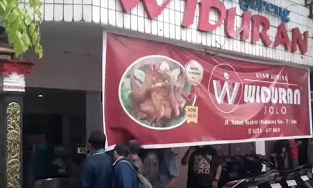<p>Kasus restoran legendaris Ayam Goreng Widuran di Kota Solo yang menjual produk non-halal selama puluhan tahun tanpa mencantumkan label non-halal menjadi bukti lemahnya pengawasan. (Tangkapan layar Youtube)</p>
