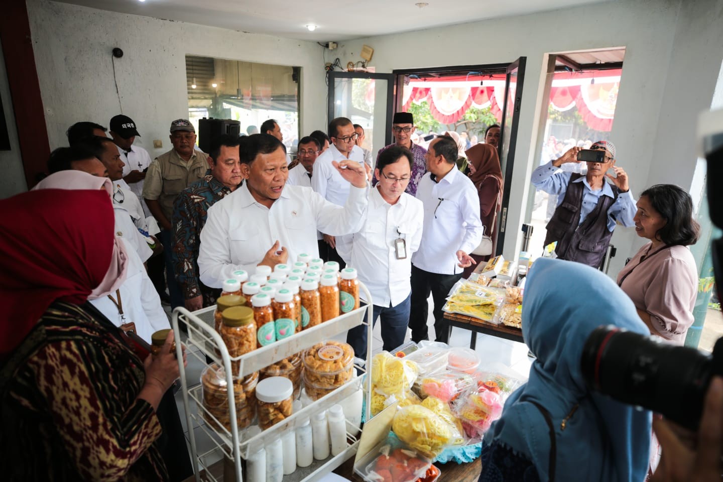<p>Wamen KKP Didit Herdiawan Ashaf dan Wali Kota Bandung Muhammad Farhan  menghadiri musyawarah pembentukan koperasi di Kelurahan Jatisari, Kecamatan Buahbatu, Kota Bandung, Kamis, 15 Mei 2025.(Dok.Pemkot Bandung)</p>
