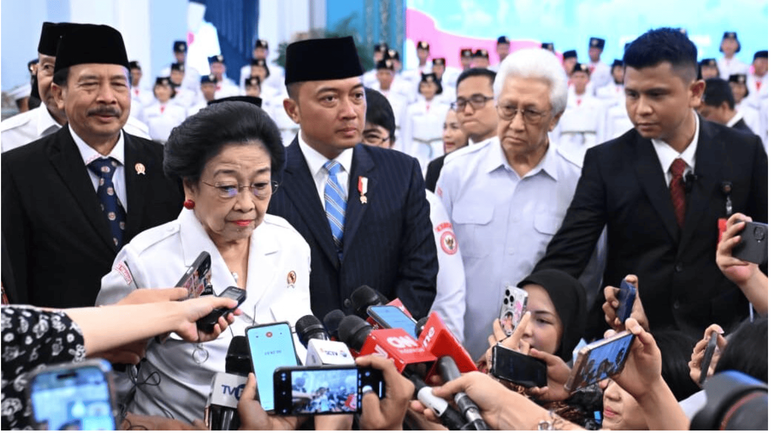 <p>Presiden Ke-5 Republik Indonesia sekaligus Ketua Dewan Pengarah Badan Pembinaan Ideologi Pancasila (BPIP), Megawati Soekarnoputri yang turut mengikuti upacara pengukuhan 76 anggota Pasukan Pengibar Bendera Pusaka (Paskibraka) tahun 2025 di Istana Negara, Jakarta, Sabtu, 16 Agustus 2025. (Dok. BPMI Setpres)</p>
