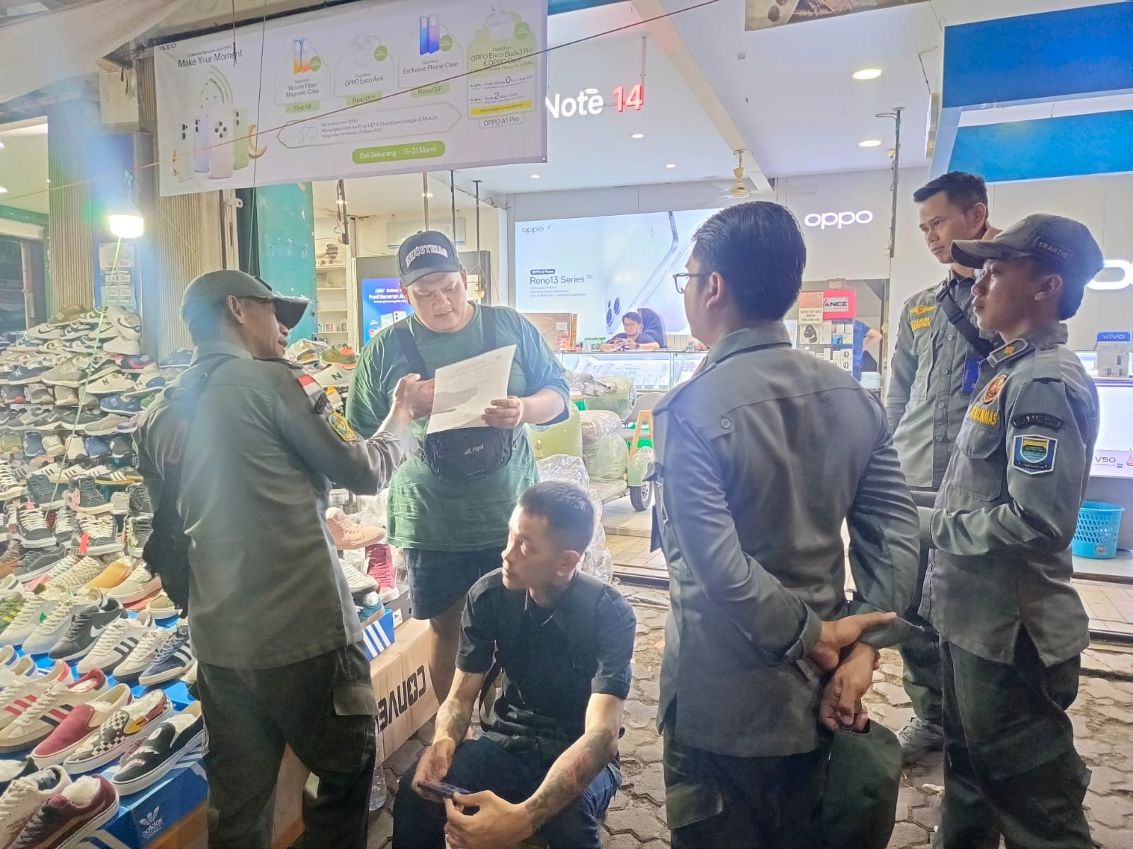 <p>Satuan Tugas (Satgas) Linmas Kecamatan Astanaanyar menggelar serangkaian patroli dan penertiban intensif selama dua hari, Rabu dan Kamis, 16–17 April 2025. (Dok.Pemkot Bandung)</p>
