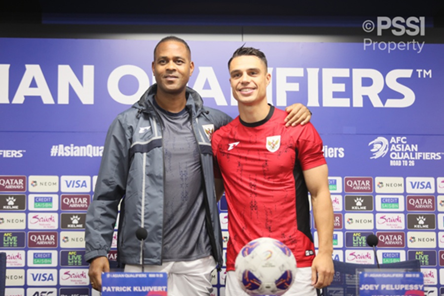 <p>Potret pemain Timnas Indonesia, Joey Pelupessy (kanan) yang dikabarkan semakin dekat dengan Persib Bandung. Foto: PSSI.</p>
