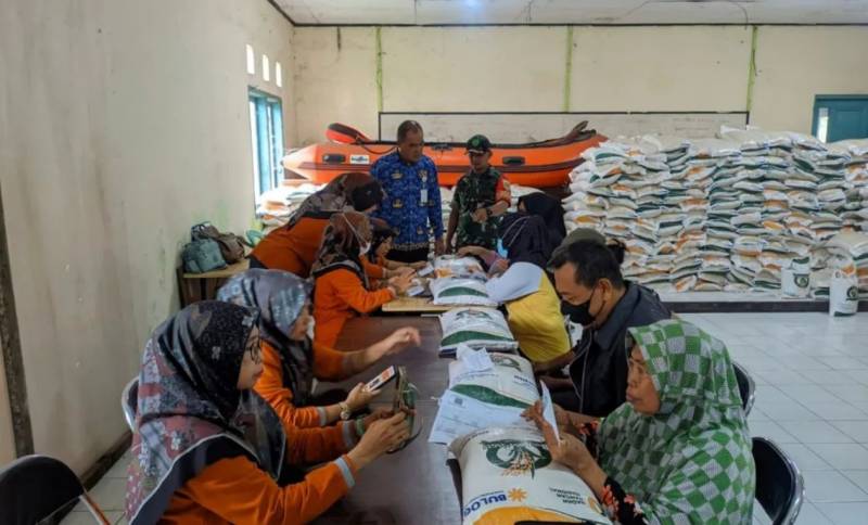 <p>Ilustrasi penerima bansos beras. Beras 20 KG Cair! Cek Wilayahmu & Syaratnya Sekarang! Jangan Ketinggalan Info Penting Bansos Tambahan Ini! Foto : www.tangerangkota.go.id </p>
