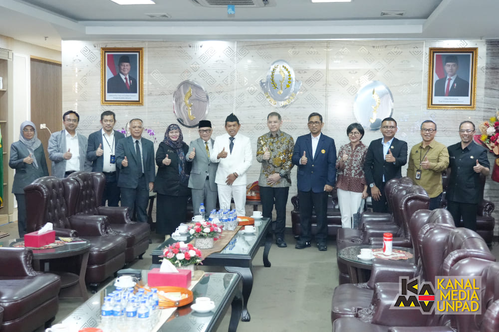 <p>Rektor Unpad, Prof. Arief Sjamsulaksan Kartasasmita, dalam audiensi bersama Gubernur Jawa Barat, Dedi Mulyadi di Gedung DPRD Provinsi Jawa Barat, Bandung, Senin, 26 Mei 2025.  (Dok. Kanal Media Unpad/Dadan Triawan)</p>
