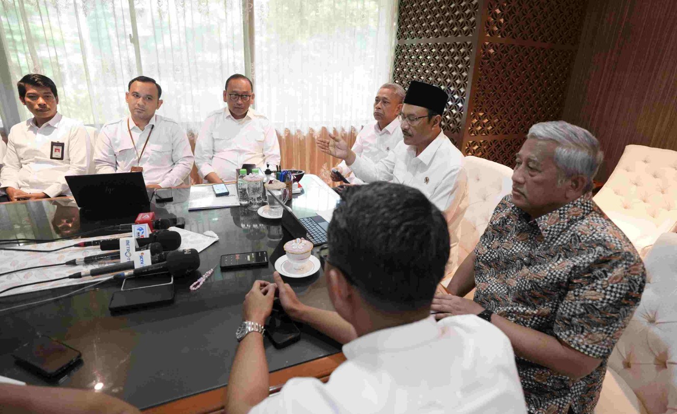 <p>Ilustrasi Menteri Sosial Saifullah Yusuf (Gus Ipul) bersama tim Kemensos dan tokoh pendidikan membahas finalisasi peluncuran Sekolah Rakyat bagi anak-anak miskin. Program ini akan dimulai Juli 2025 di 100 lokasi dengan 10.000 siswa, lengkap dengan fasilitas gratis seperti asrama, seragam, dan pembinaan karakter. Foto: Dok. Kemensos RI</p>
