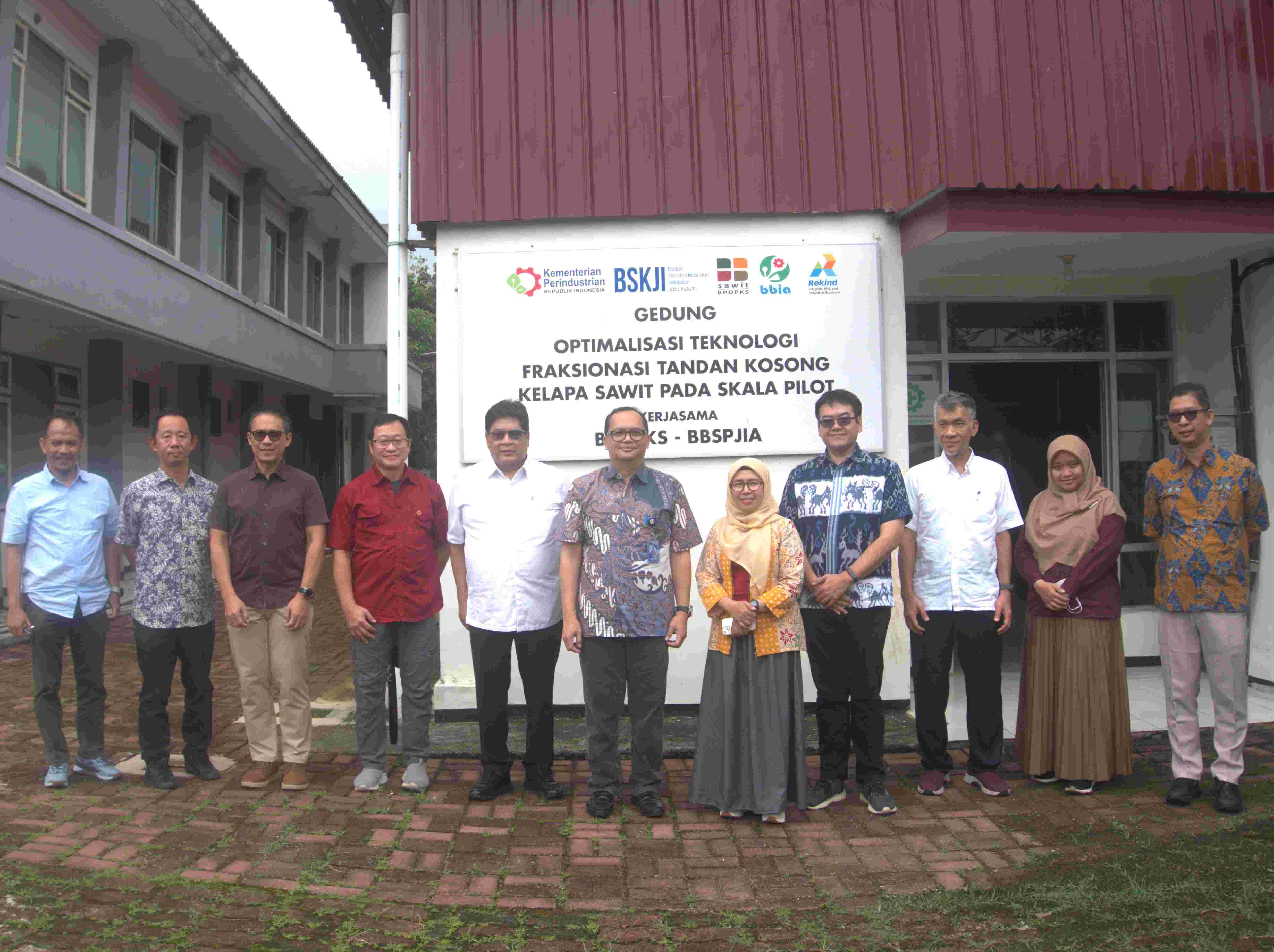 <p>Kementerian Perindustrian terus mendorong pemanfaatan tandan kosong kelapa sawit (TKKS), sebagai sumber bahan baku bioethanol melalui proses ekstraksi glukosa. Untuk itu  Kemenperin bekerja sama dengan PT Toyota Motor Manufacturing Indonesia dalam pemanfaatan limbah kelapa sawit. (Dok. Kemenperin)</p>

<p> </p>
