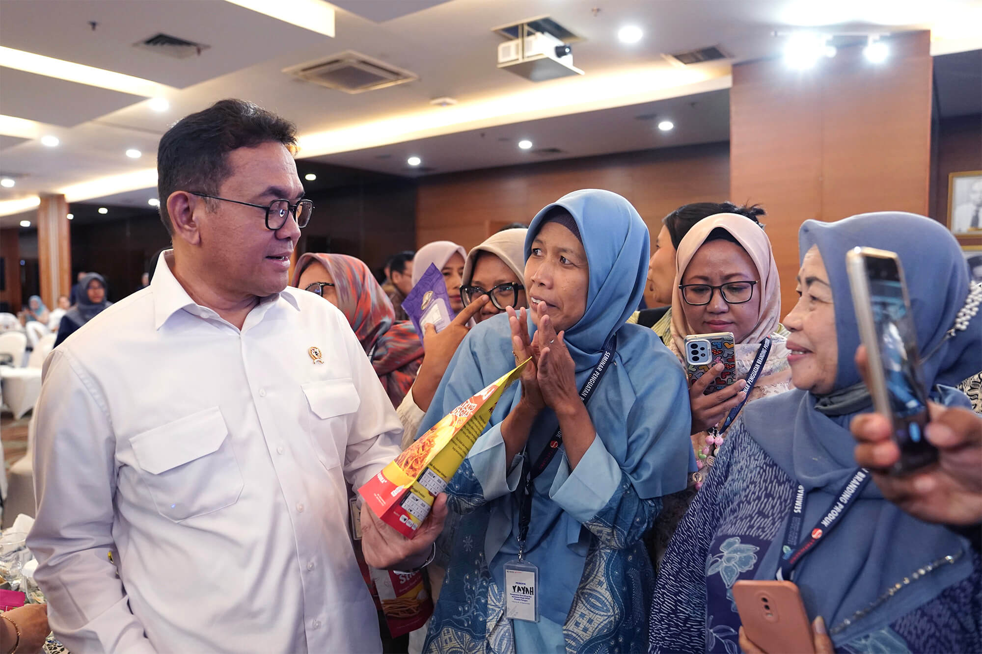 <p>Mendag Budi Santoso, seusai peluncuran Program Penguatan Branding dan Kemasan bagi UMKM Produk Pangan, Rabu, 20 Agustus 2025 di Auditorium Kementerian Perdagangan, Jakarta, berdialog dengan pelaku UMKM. (Dok. Kemendag)</p>
