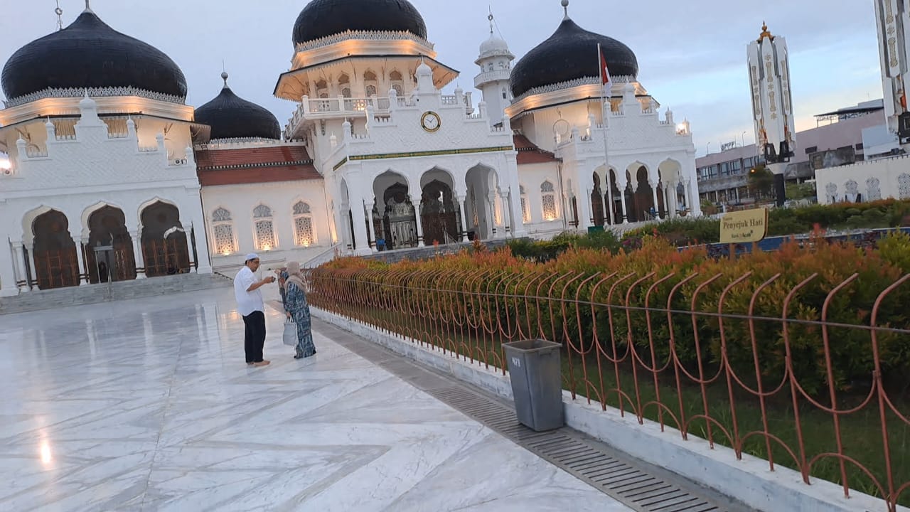 <p>Kemegahan Masjid Baiturahman Banda Aceh dan harmoni alami. Hubungan Muslim–Tionghoa di Banda Aceh menunjukkan model komunikasi lintas iman yang harmonis. Artikel ini membahas etika, empati, dan dinamika sosial budaya Aceh.</p>
