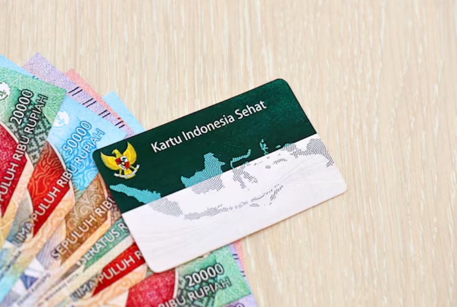 <p>Ilustrasi Kartu BPJS Ketenagakerjaan dan uang tunai, menggambarkan pencairan BSU BPJS Ketenagakerjaan Juni–Juli 2025 senilai Rp600 ribu langsung ke rekening penerima. Foto: freepik.com</p>
