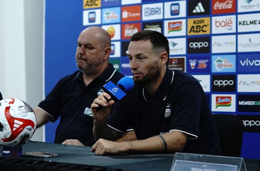 <p>Kapten Persib, Marc Klok saat konferensi pers. Simak prediksi Persib vs Semen Padang di pekan pertama Super League. (Foto: Persib.co.id).</p>
