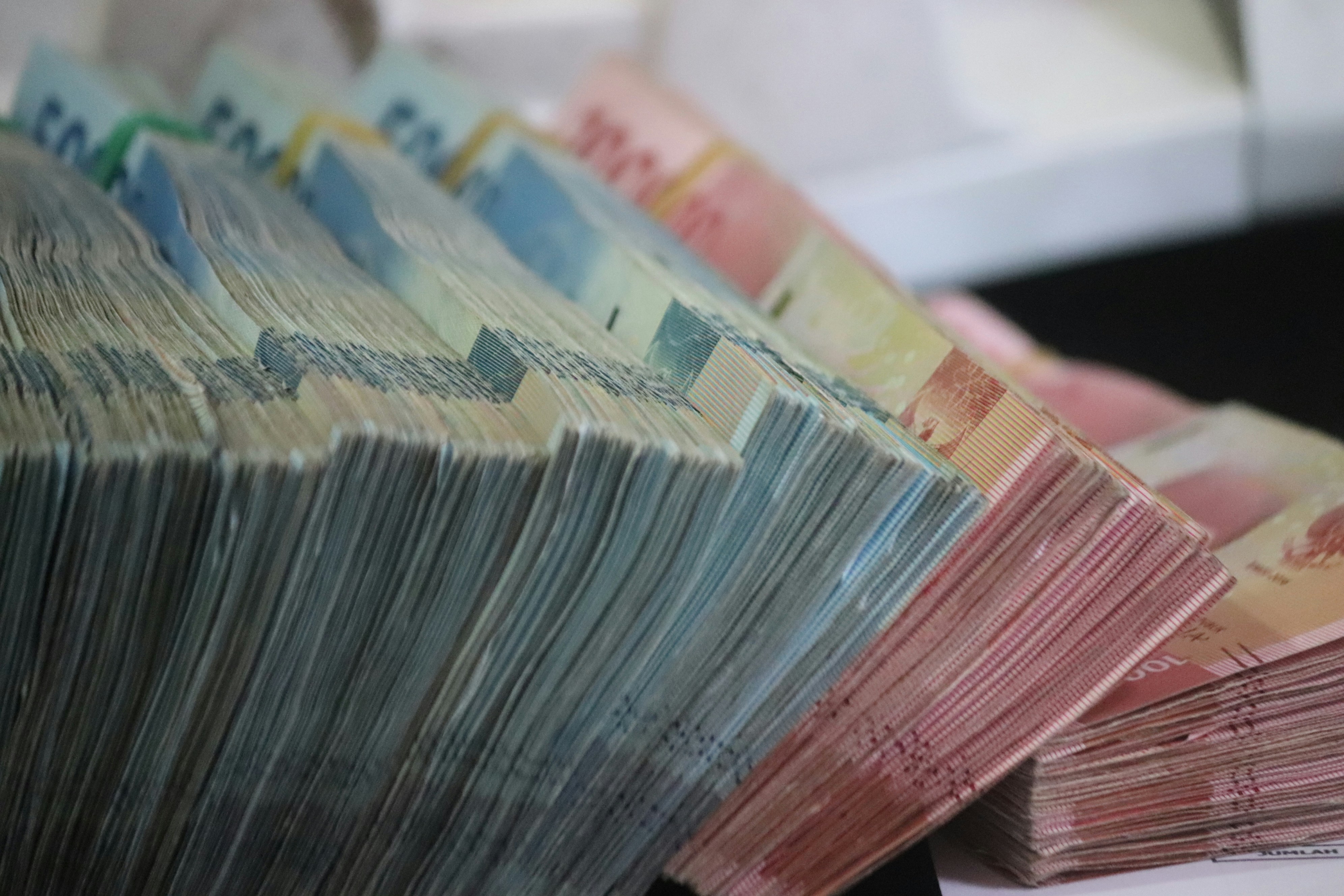 <p>Ilustrasi uang rupiah dana bansos dari pemerintah tahun 2025. Simak cara cek status penerima bansos PKH, BPNT, PIP, dan BLT Dana Desa cair Mei 2025. Foto: unsplash/Mufid Majnun</p>
