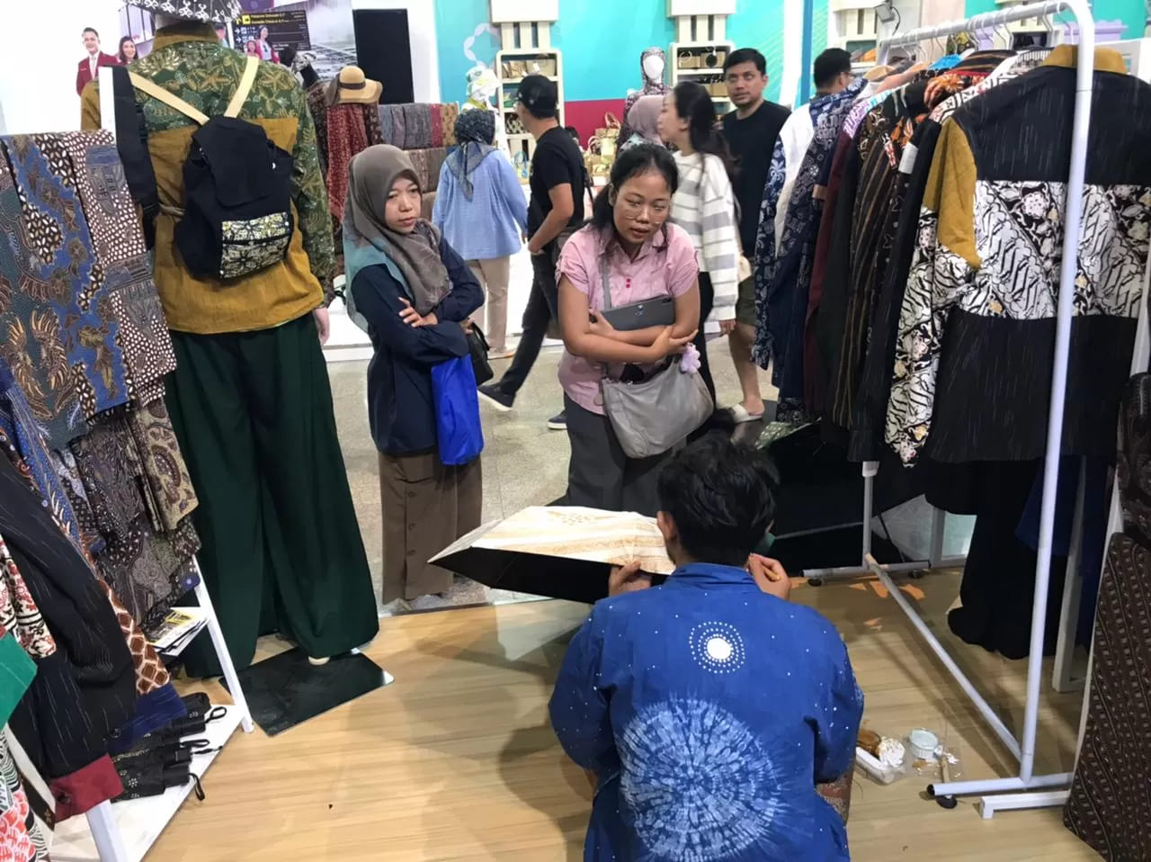 <p>Salah satu UMKM binaan Pertamina yang ikut berpameran di ajang Inacraft  pada 1-5 Oktober 2025, di JCC Senayan. Sebanyak 32 UMKM yang ikut pameran catatkan transaksi Rp4,7 miliar.(Dok. Pertamina)</p>