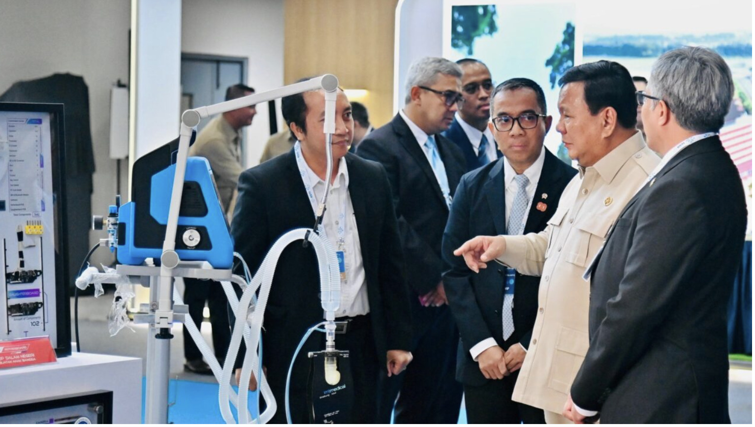 <p>Presiden Prabowo Subianto mengunjungi sejumlah pameran inovasi teknologi unggulan nasional di Sasana Budaya Ganesha (Sabuga), Institut Teknologi Bandung (ITB), Provinsi Jawa Barat, pada Kamis, 7 Agustus 2025. (Dok.: BPMI Setpres/Laily Rachev)</p>
