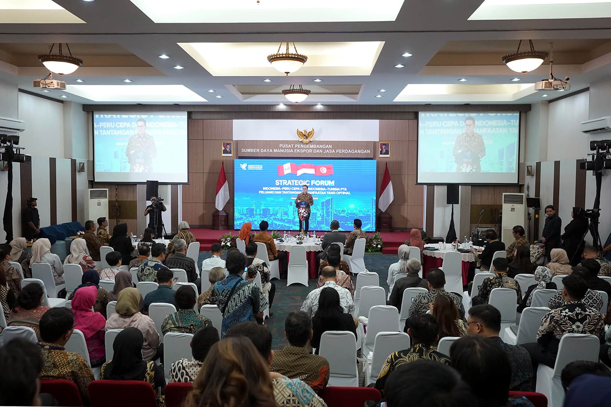 <p>Menteri Perdagangan Budi Santoso (Busan) membuka Strategic Forum Indonesia-Peru CEPA dan Indonesia-Tunisia PTA di Kantor Pusat Pengembangan Sumber Daya Manusia Ekspor dan Jasa Perdagangan, Jakarta, Selasa, 25 November 2025. (Dok. Kemendag)</p>

<p> </p>
