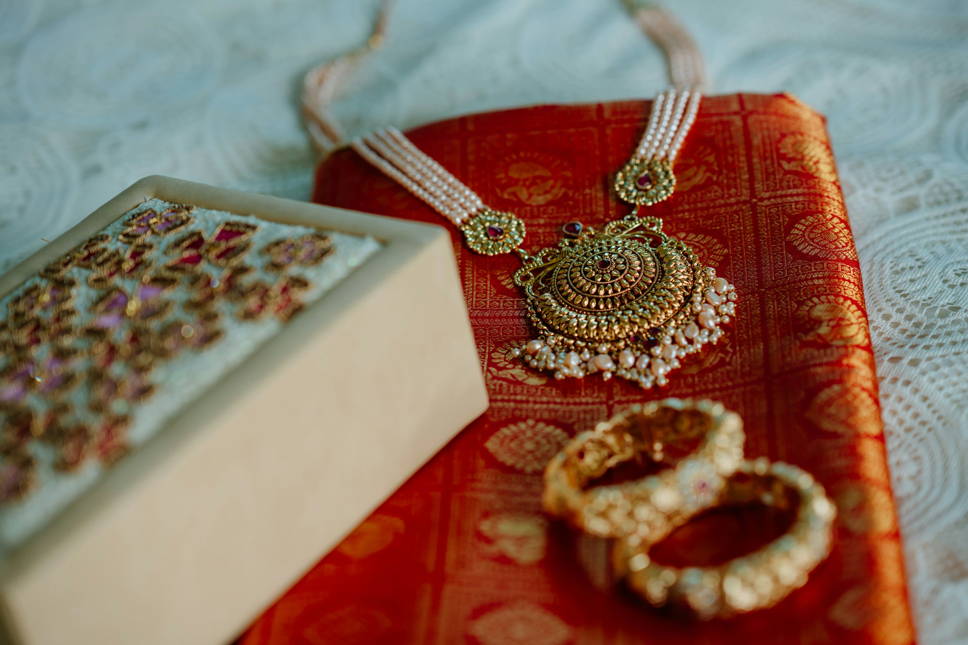 <p>Harga emas 24K hari ini Rp 1.583.000/gram! Simak daftar harga dan tips investasi emas terbaru. Foto : Unsplash : Anindita Barma <br />
 </p>
