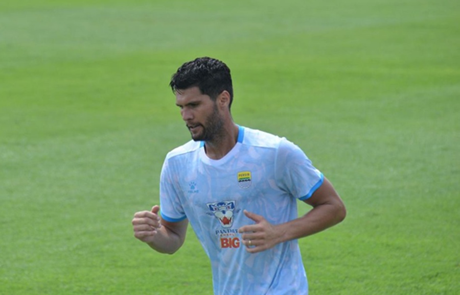 <p>Bek Persib asal Brasil, Julio Cesar mengaku semakin betah berada di Bandung. Foto: Persib.</p>
