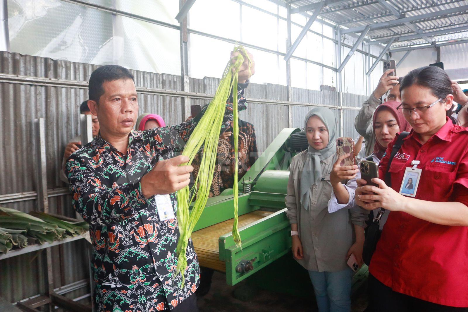 <p>Koperasi Miwa Pineapple binaan PT Pertamina Gas (Pertagas) Prabumulih, Riau, mengubah limbah daun nanas menjadi serat bernilai tinggi, yang kemudian diolah menjadi berbagai produk kreatif seperti kain, tas, dan kerajinan tangan. (Dok. Pertamina)</p>
