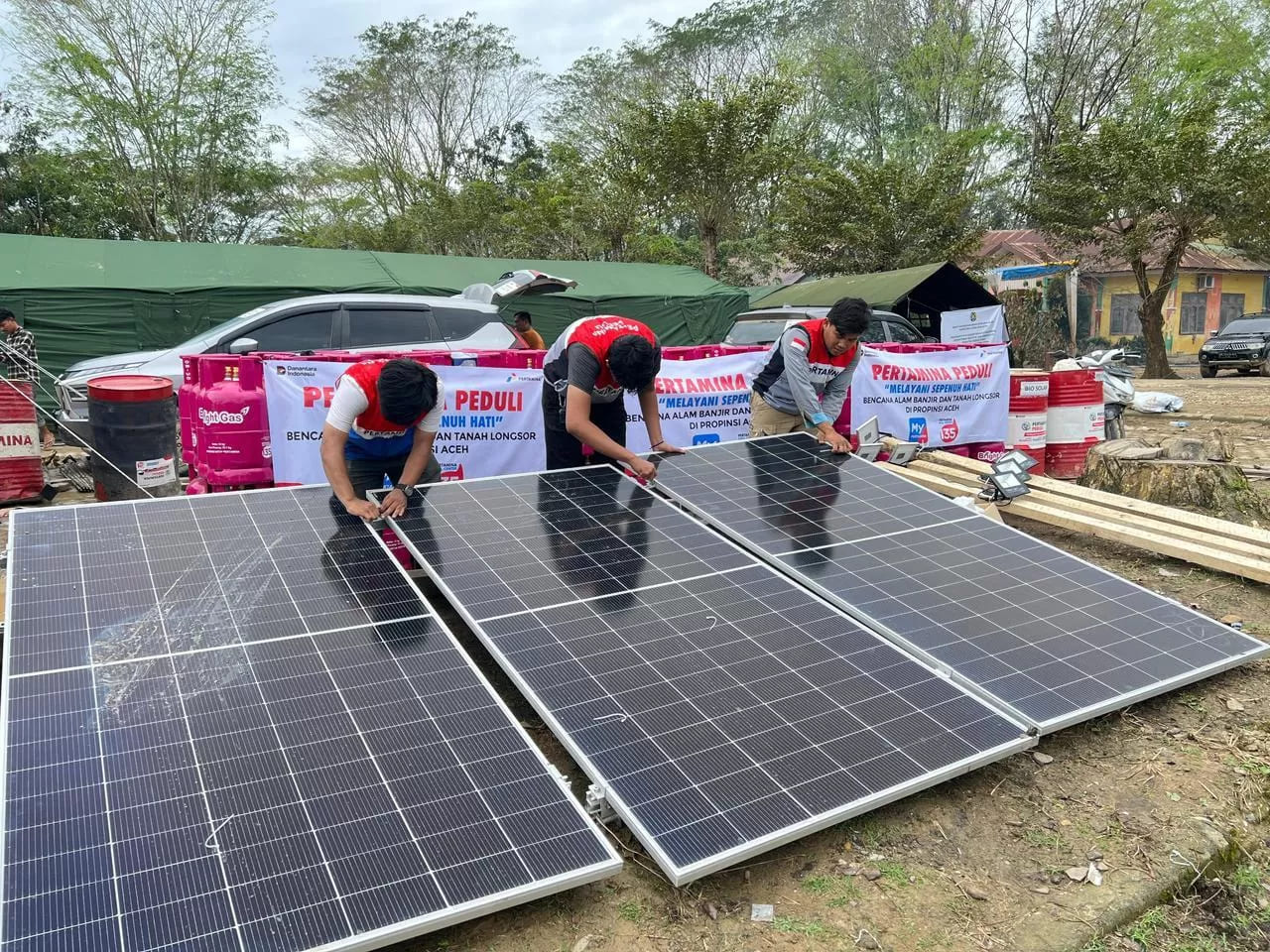 <p>Pertamina memasang PLTS di posko pengungsian Aceh Tamiang untuk mendukung pemulihan listrik dan aktivitas warga pascabencana. (Dok. Pertamina)</p>
